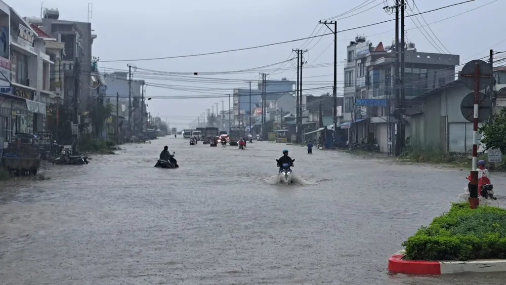 Nhiều tuyến đường ở Bà Rịa - Vũng Tàu ngập nặng sau cơn mưa dài 3 tiếng ảnh 1