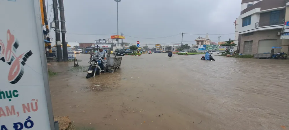 Nhiều tuyến đường ở Bà Rịa - Vũng Tàu ngập nặng sau cơn mưa dài 3 tiếng ảnh 2