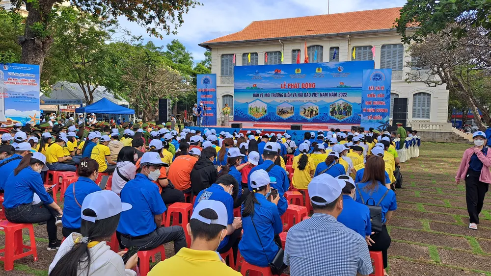 Cảnh sát môi trường ra quân làm sạch bãi biển Vũng Tàu ảnh 1