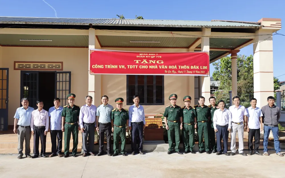 Bình Phước: Trao tặng công trình văn hóa và 30 căn nhà tình nghĩa  ảnh 1