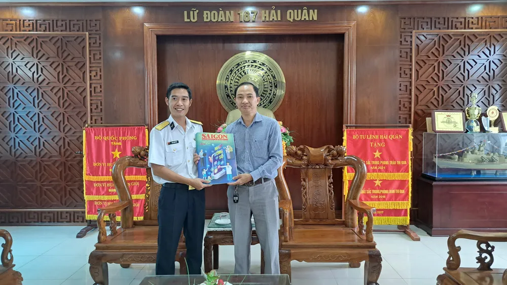 Báo SGGP tặng báo xuân cho cán bộ, chiến sĩ Lữ đoàn 167 (Vùng 2 Hải quân)