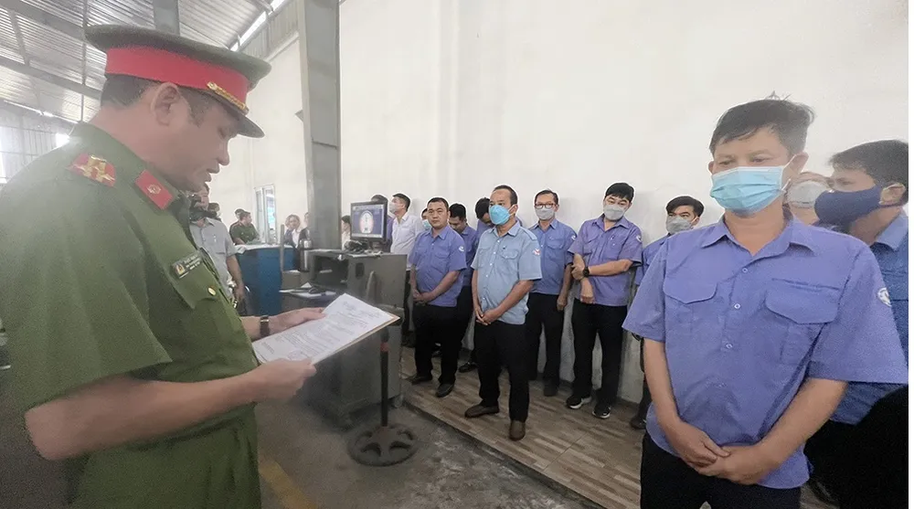 Cơ quan CSĐT Công an tỉnh Đồng Nai đọc lệnh bắt các đối tượng tại Trung tâm đăng kiểm xe cơ giới 60-04D