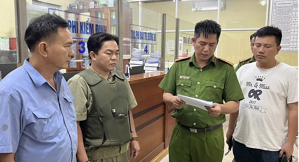 Cơ quan CSĐT đọc lệnh khám xét Trung tâm đăng kiểm 60-05D