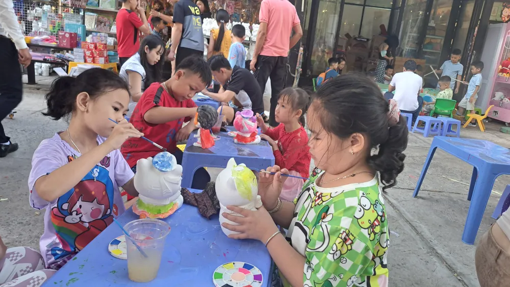 Trẻ em vui chơi tại đường sách trong ngày đầu năm Trẻ em vui chơi tại đường sách trong ngày đầu năm