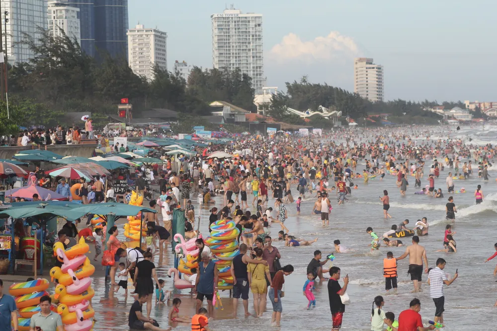 Khu vực biển Bãi Sau Vũng Tàu đông nghẹt người tắm biển