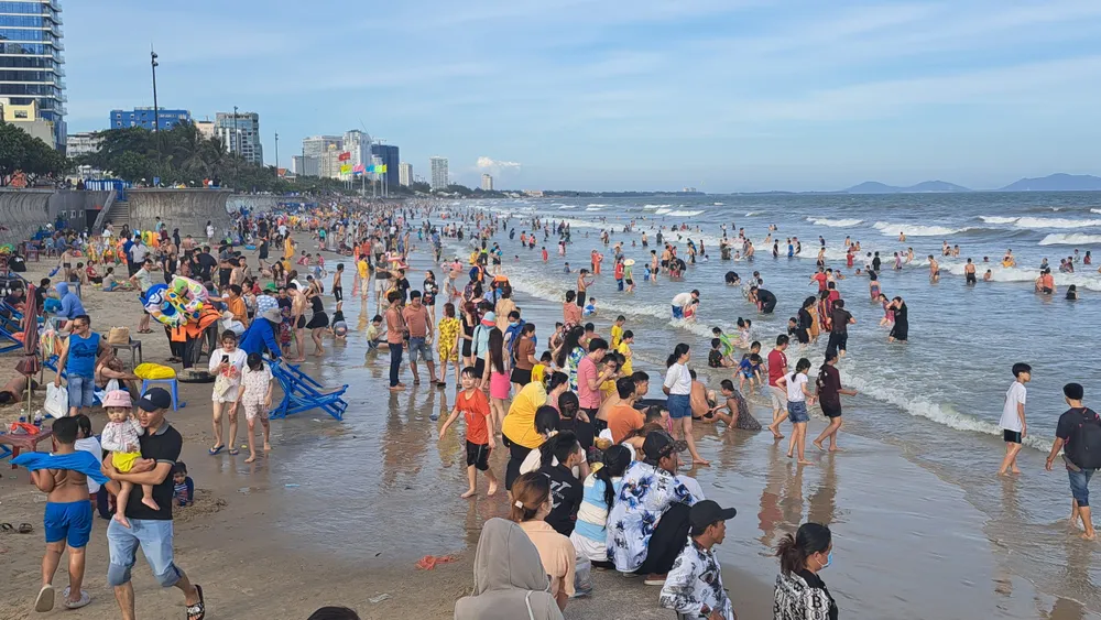 Đông nghẹt du khách tắm biển Vũng Tàu chiều mùng 2 tết