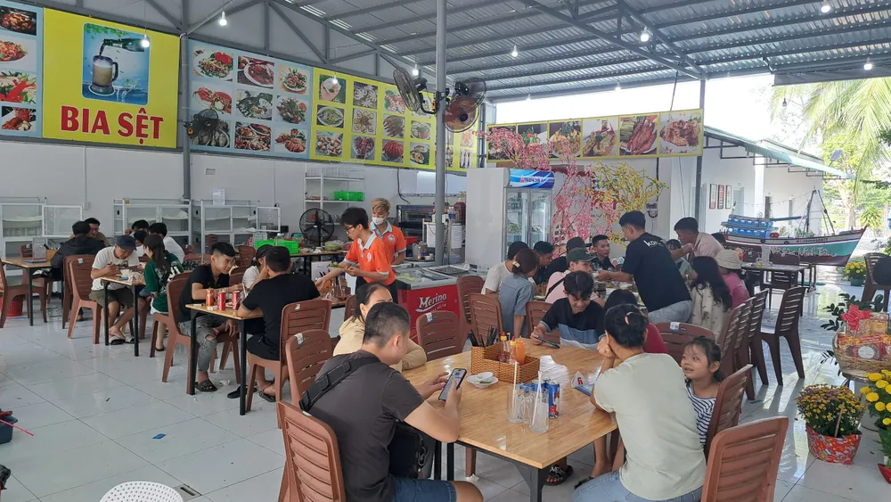 Các quán bán đồ ăn hải sản cũng khá đông khách Các quán bán đồ ăn hải sản cũng khá đông khách