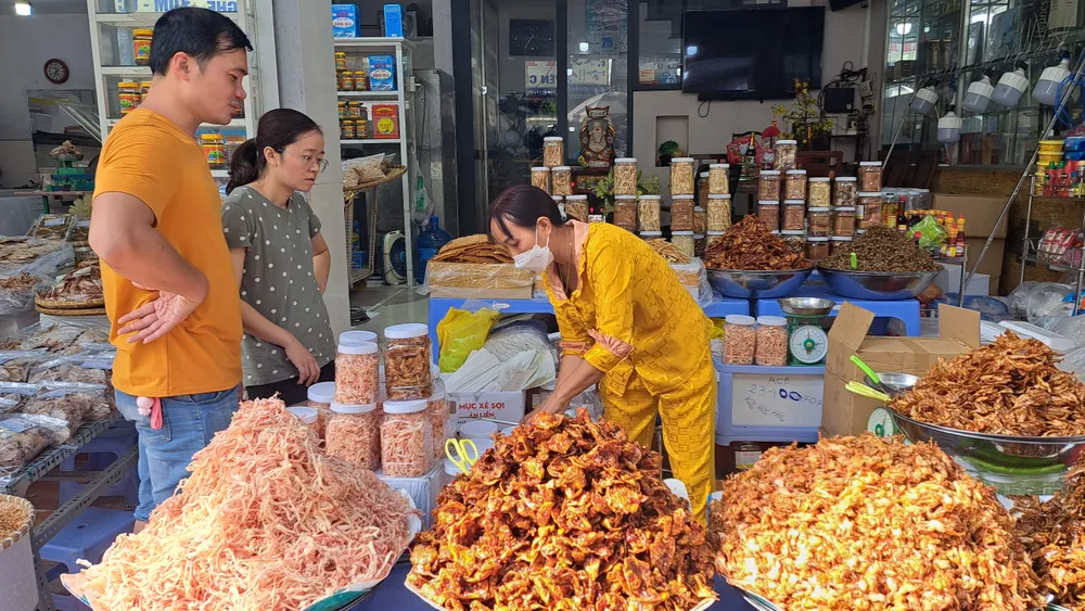 Hải sản khô cũng được nhiều du khách chọn mua làm quà biếu Hải sản khô cũng được nhiều du khách chọn mua làm quà biếu