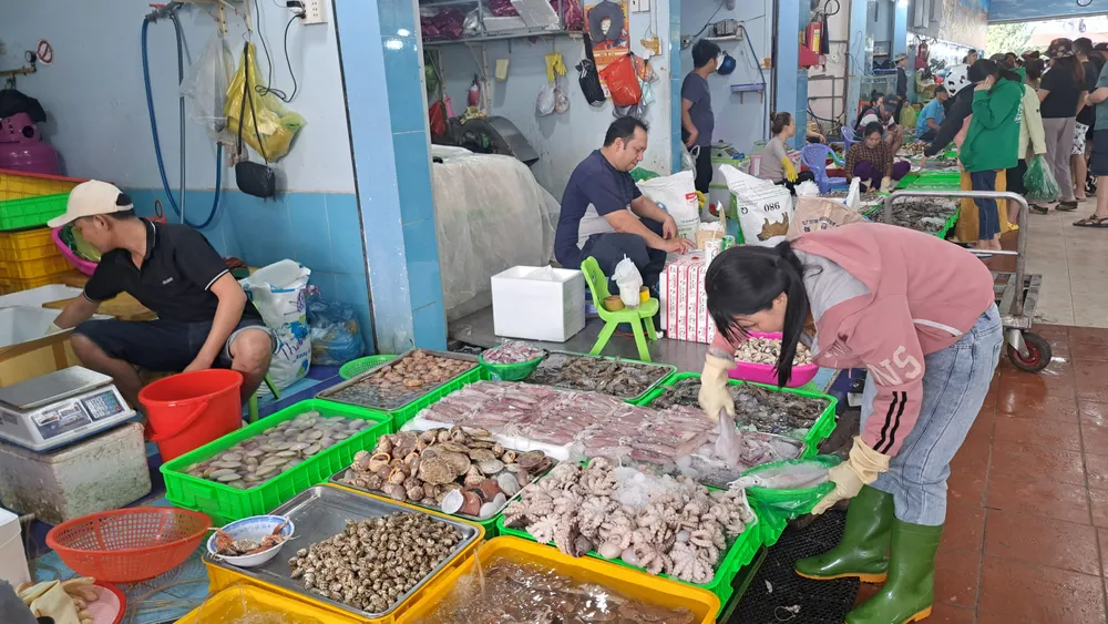 Mực ống, bạch tuộc, tôm được nhiều khách lựa chọn Mực ống, bạch tuộc, tôm được nhiều khách lựa chọn