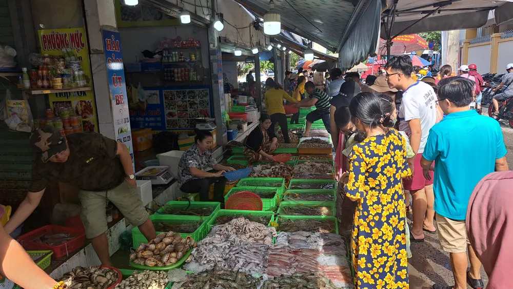 Đông đảo du khách tìm mua hải sản ngày Tết Đông đảo du khách tìm mua hải sản ngày Tết