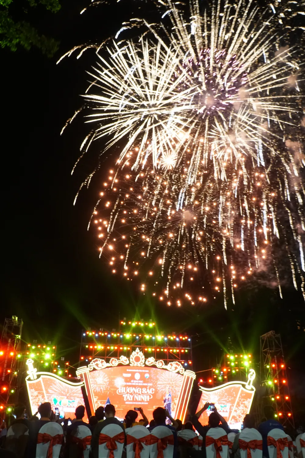 Bắn pháo hoa trên núi Bà Đen Bắn pháo hoa trên núi Bà Đen