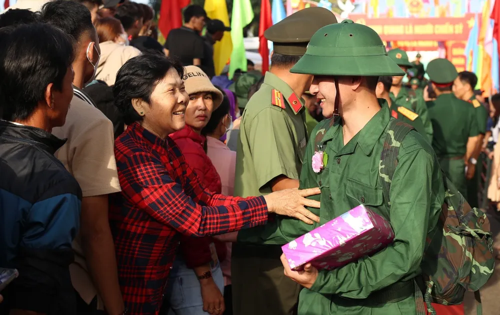 Không khí vui tươi trước giờ tòng quân. Ảnh: NÔNG NGÂN