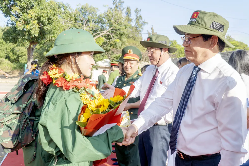 Ủy viên Trung ương Đảng, Bí Thư Tỉnh ủy, Chủ tịch HĐND tỉnh Bà Rịa - Vũng Tàu Phạm Viết Thanh động viên thanh niên TP Vũng Tàu trước khi lên đường nhập ngũ. Ảnh: NÔNG NGÂN