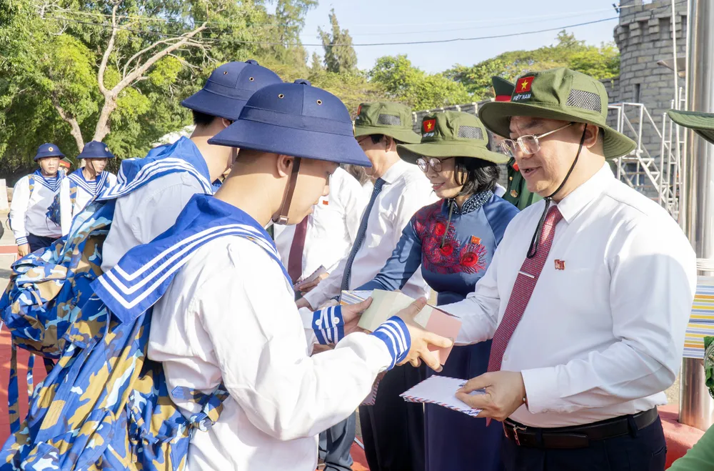 Lãnh đạo UBND TP Vũng Tàu tặng quà động viên thanh niên TP Vũng Tàu trước khi lên đường nhập ngũ. Ảnh: PHÚ NGÂN