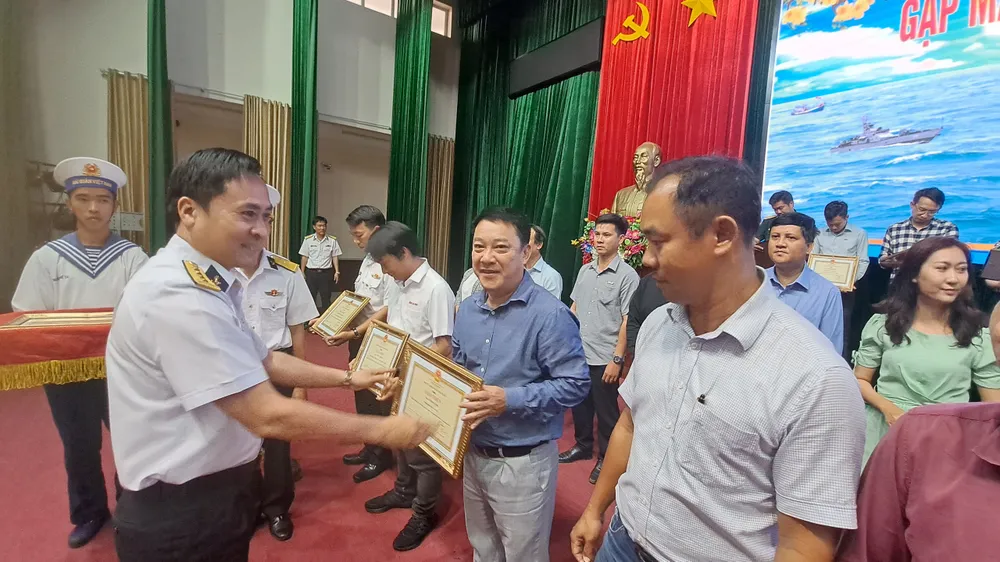 Lãnh đạo Vùng 2 Hải quân tặng giấy khen cho các nhà báo có thành tích tốt trong công tác tuyên truyền về biển đảo Lãnh đạo Vùng 2 Hải quân tặng giấy khen cho các nhà báo có thành tích tốt trong công tác tuyên truyền về biển đảo