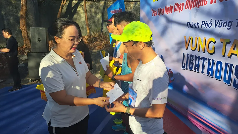 Ban tổ chức trao giải cho các vận động viên có thành tích tốt