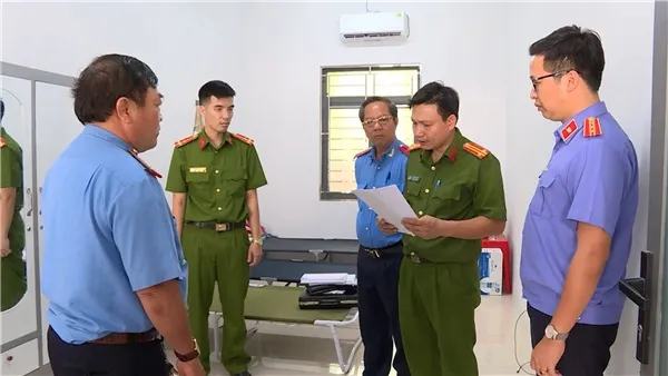 Cơ quan CSĐT đọc lệnh bắt thanh tra giao thông tỉnh Bà Rịa - Vũng Tàu về tội "Nhận hối lộ". Ảnh: Viện Kiểm sát nhân dân tỉnh Bà Rịa - Vũng Tàu Cơ quan CSĐT đọc lệnh bắt thanh tra giao thông tỉnh Bà Rịa - Vũng Tàu về tội "Nhận hối lộ". Ảnh: Viện Kiểm sát nhân dân tỉnh Bà Rịa - Vũng Tàu