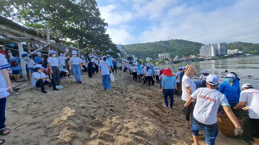 Một phần bờ biển Bãi Dâu đã được dọn dẹp sạch sẽ trở lại Một phần bờ biển Bãi Dâu đã được dọn dẹp sạch sẽ trở lại