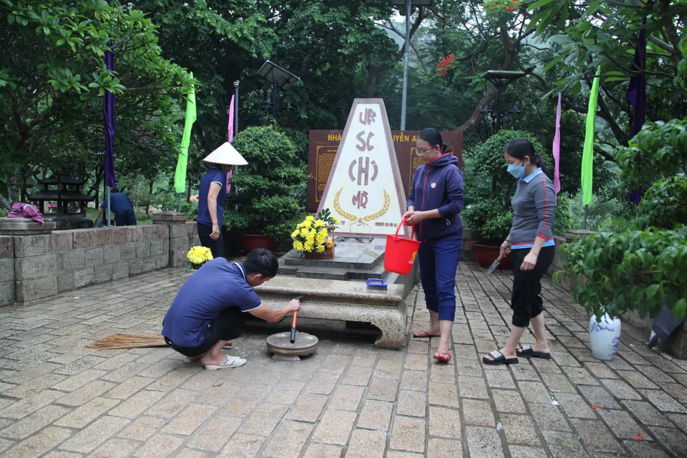 Người dân cùng các lực lượng lau dọn tại mộ nhà chí sĩ yêu nước Nguyễn An Ninh Người dân cùng các lực lượng lau dọn tại mộ nhà chí sĩ yêu nước Nguyễn An Ninh