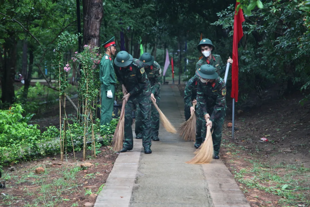 Bộ đội dọn dẹp vệ sinh các con đường trong nghĩa trang sau cơn mưa Bộ đội dọn dẹp vệ sinh các con đường trong nghĩa trang sau cơn mưa