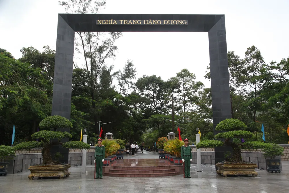 Cổng vào Nghĩa trang Hàng Dương được bộ đội canh gác nghiêm chỉnh Cổng vào Nghĩa trang Hàng Dương được bộ đội canh gác nghiêm chỉnh