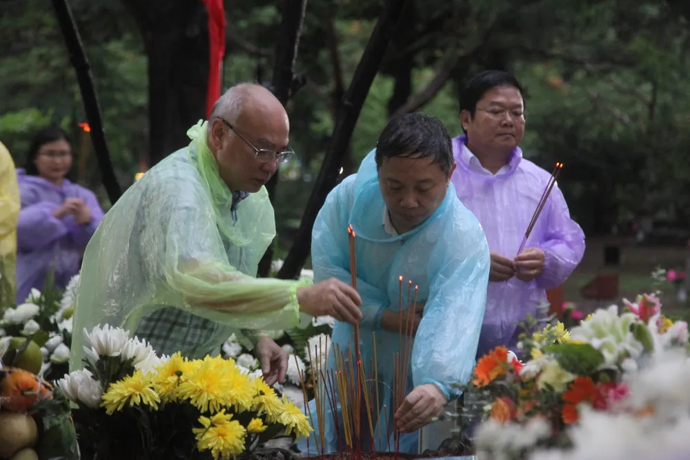 Đoàn đại biểu của TPHCM dâng hương tại Nghĩa trang Hàng Dương