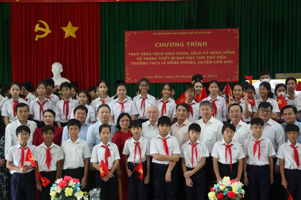 Đoàn đại biểu TPHCM thăm, tặng sách và tivi cho Trường THCS Lê Hồng Phong, huyện Côn Đảo Đoàn đại biểu TPHCM thăm, tặng sách và tivi cho Trường THCS Lê Hồng Phong, huyện Côn Đảo
