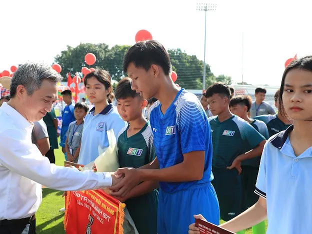 Lãnh đạo tỉnh Bà Rịa - Vũng Tàu trao cờ cho các đội bóng tham dự