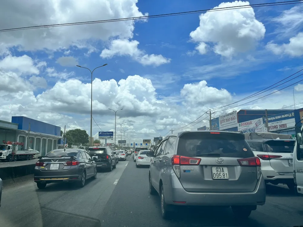 Xe cộ nối đuôi nhau hướng về Bà Rịa - Vũng Tàu thông qua Quốc lộ 51
