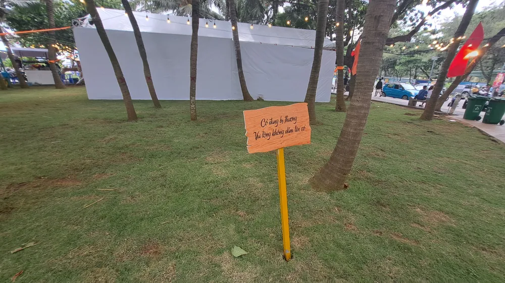 Cỏ đang "bị thương" và yêu cầu không giẫm lên cỏ trong công viên Cỏ đang "bị thương" và yêu cầu không giẫm lên cỏ trong công viên