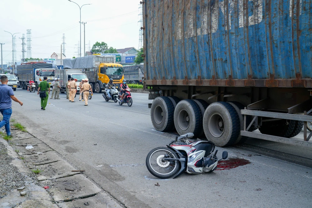 Hiện trường vụ tai nạn khiến 1 công nhân tử vong trên Quốc lộ 51