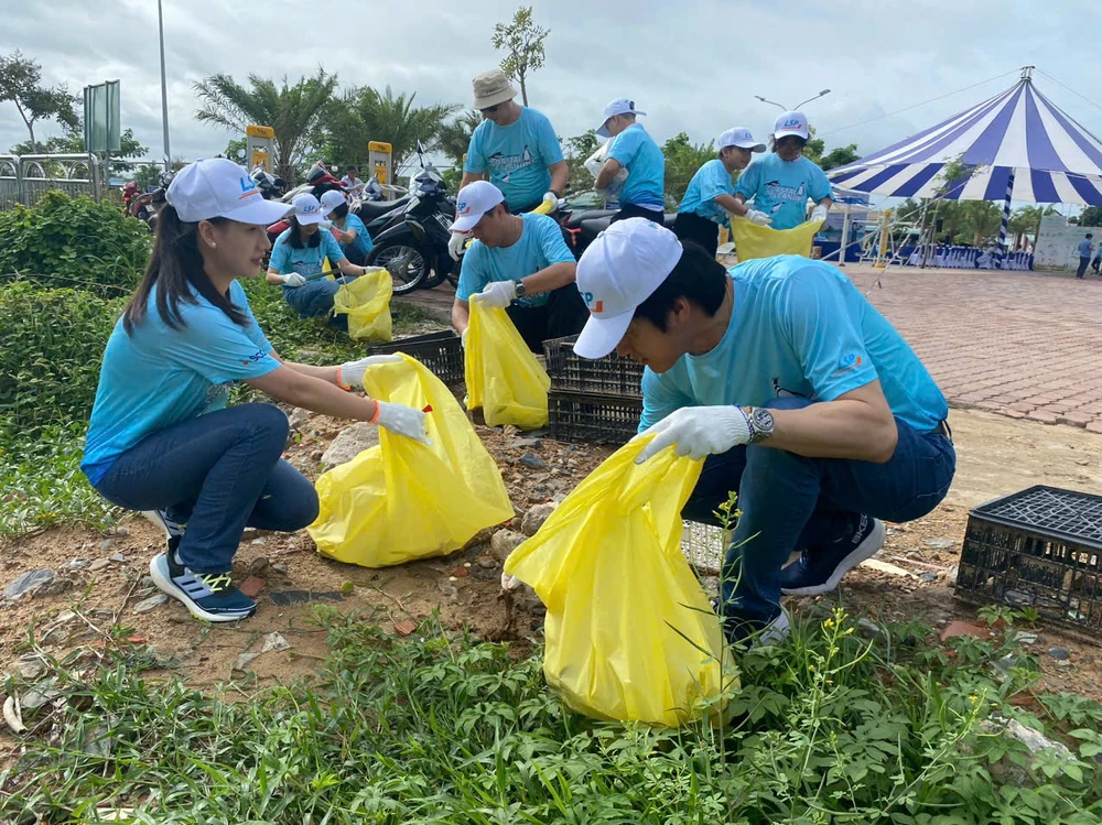 Lãnh đạo cùng nhân viên Công ty TNHH Hóa dầu Long Sơn nhặt rác làm sạch môi trường