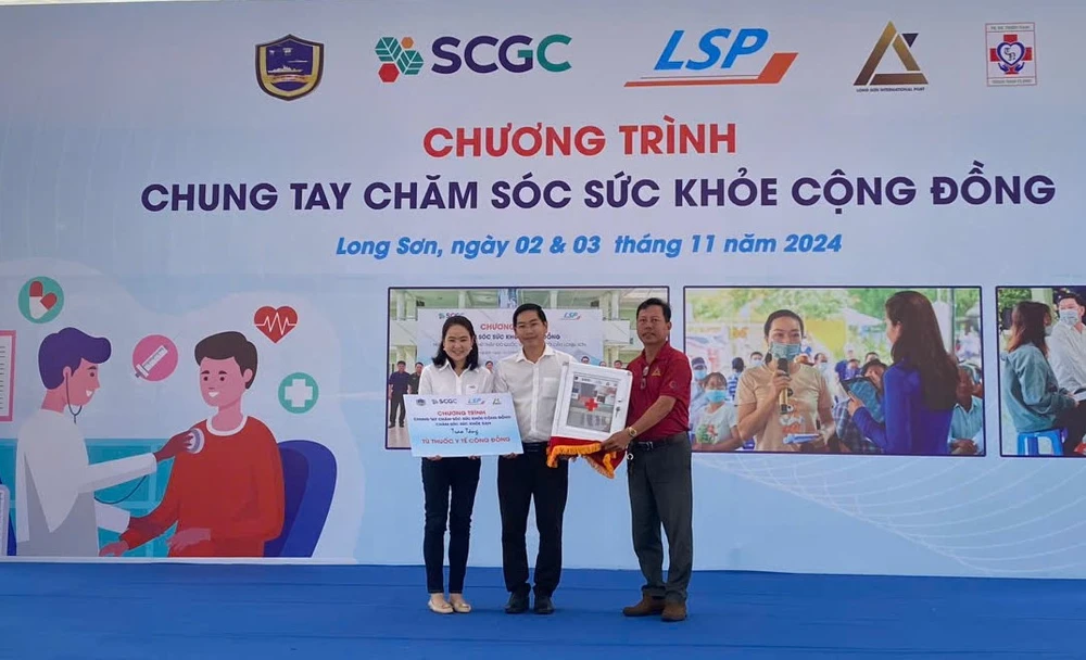 Lãnh đạo Công ty TNHH Hóa dầu Long Sơn trao tủ thuốc y tế công cộng cho xã Long Sơn