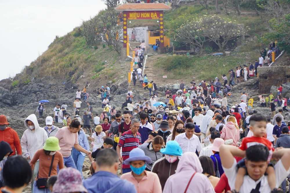 Hàng ngàn người đến thắp nhang cầu an ở miếu Hòn Bà, TP Vũng Tàu dịp đầu năm