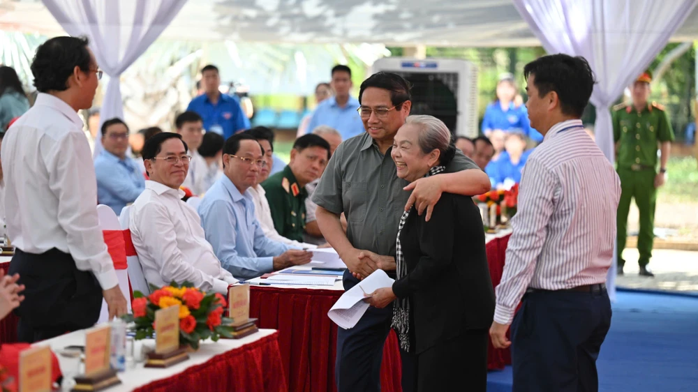 Thủ tướng Chính phủ Phạm Minh Chính ân cần động viên, thăm hỏi cựu tù chính trị z6564545286029_2485b0d62fc706789e78facf2bb9c2af.jpg