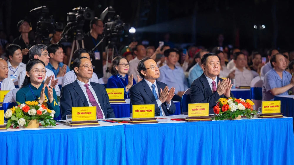Trưởng ban Tuyên giáo và Dân vận Trung ương Nguyễn Trọng Nghĩa và Bí thư Thành ủy TPHCM Nguyễn Văn Nên dự chương trình chính luận nghệ thuật đặc biệt tại Côn Đảo. Ảnh: BTC z6565555635487_20cd874b205fc9d9a7da3613c47d7a5a.jpg