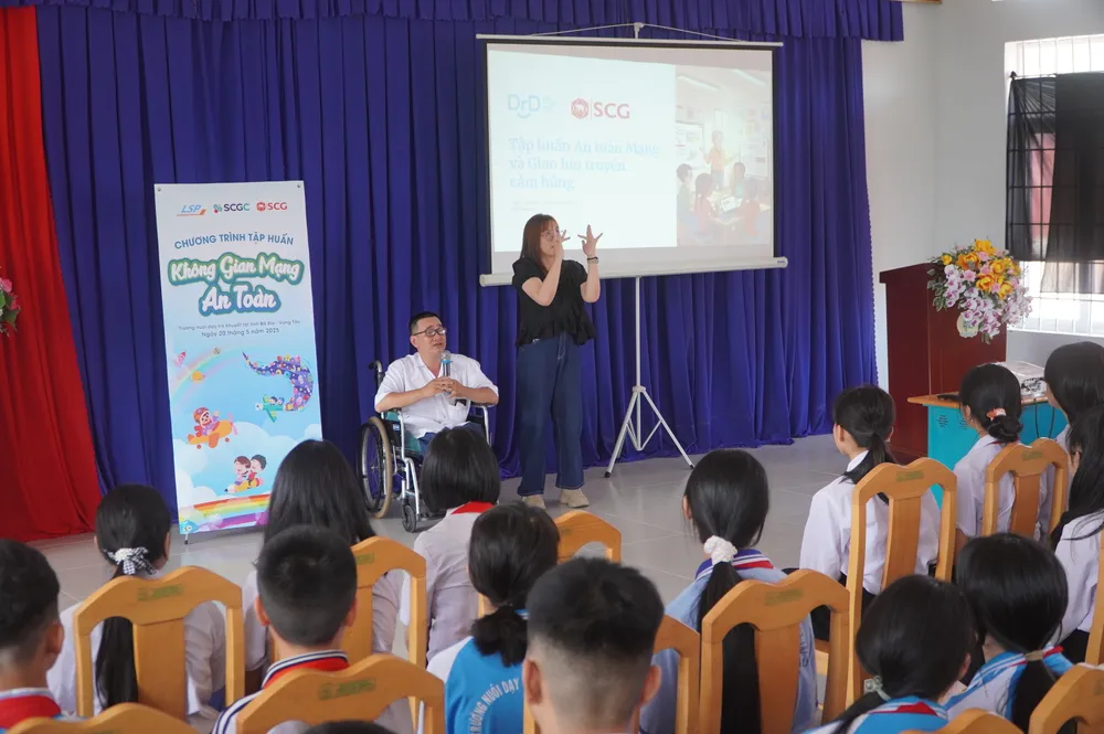 Các bạn học sinh giao lưu cùng diễn giả DSC00213.JPG