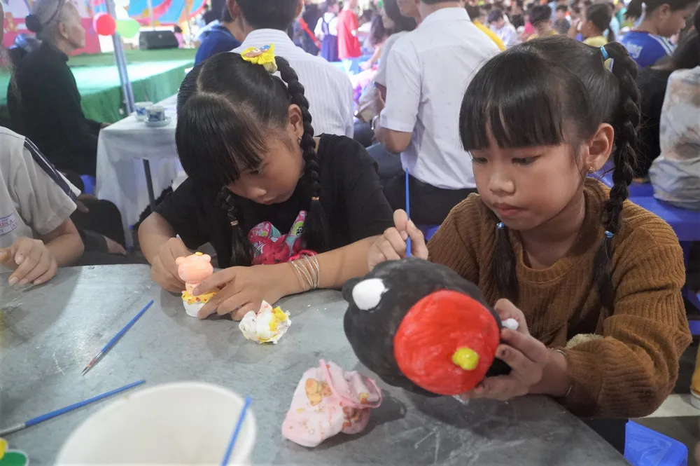 Hoạt động tô tượng hấp dẫn các em nhỏ DSC00330 (2).JPG