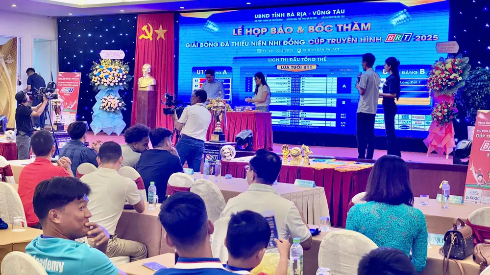 Scene of the press conference and drawing z6664397313167_d04cf31975f203735eedbed1986ff822.jpg