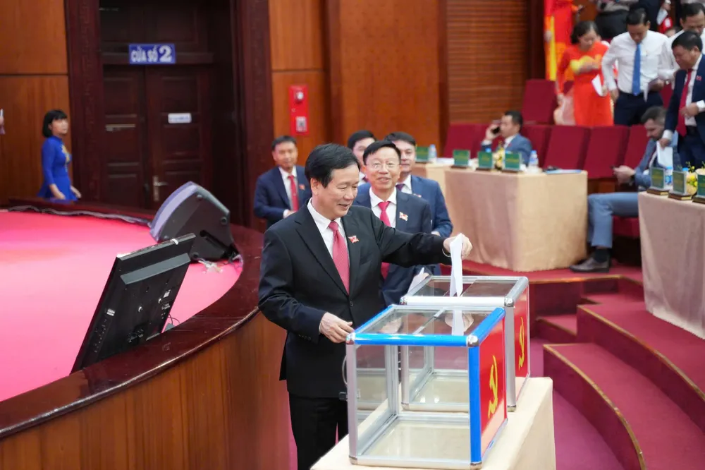 Ông Vũ Mai Khanh, Tổng Giám đốc Liên doanh Việt – Nga Vietsovpetro tiến hành bỏ phiếu z6687054279827_81b107b575727aa506a130807562208c.jpg