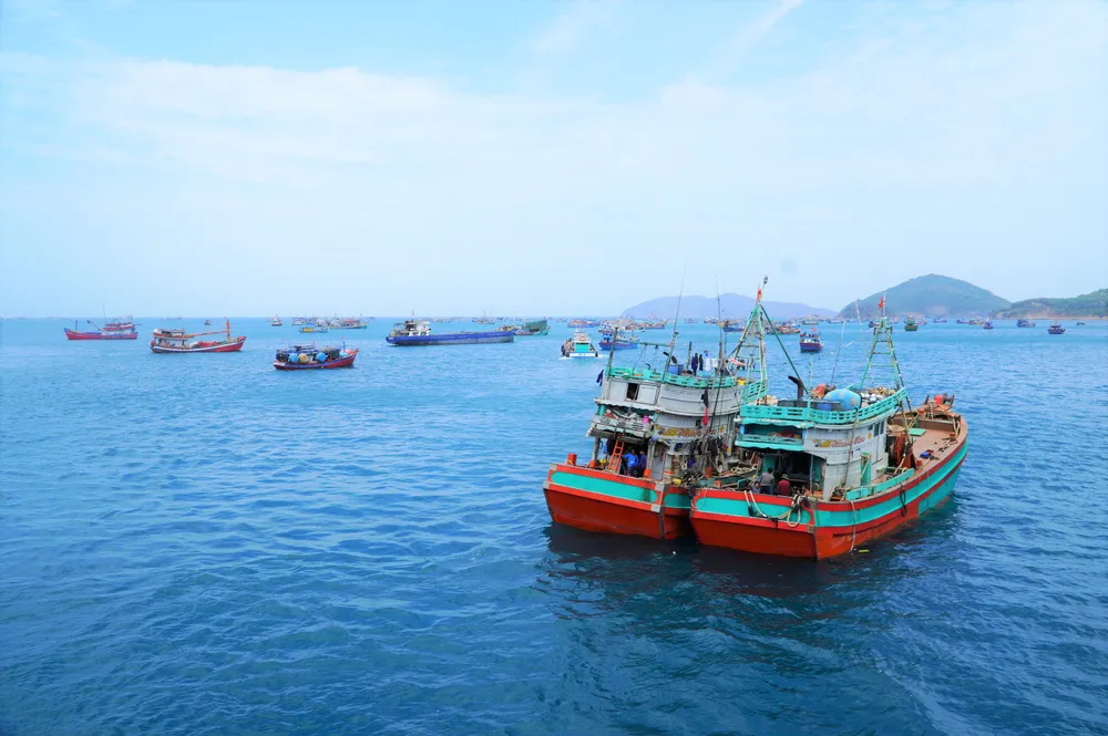 Vịnh Bến Đầm trong xanh tạo nhiều cảm xúc cho du khách khi đến với Côn Đảo Tàu cá neo đậu ở khu vực cảng Bến Đầm.jpg