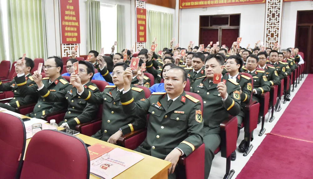 Đại biểu Đảng bộ Tổng Công ty Ba Son biểu quyết thông qua Nghị quyết Đại hội Đại biểu lần thứ XIV nhiệm kỳ 2025-2030. bieu uye 1.jpg
