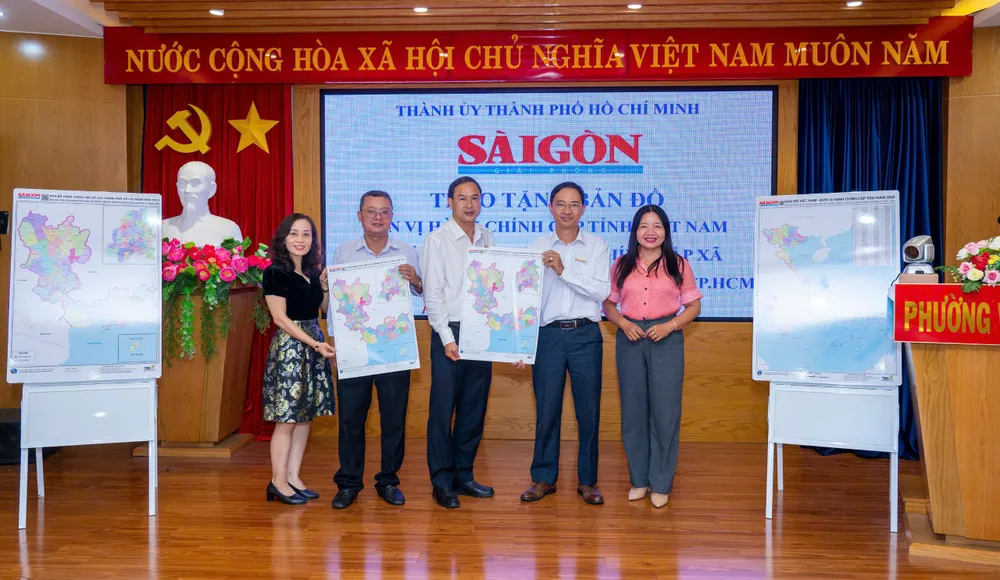 អ្នកកាសែត Tran Van Phong បង្ហាញផែនទីជូនថ្នាក់ដឹកនាំគណៈកម្មាធិការបក្សសង្កាត់ Vung Tau និងមន្ត្រីវួដ។ DCAAF806-97D8-473D-8F5E-12F8F8295562.jpeg