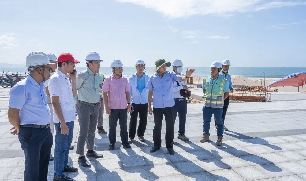 Phó Chủ tịch Thường trực UBND TPHCM Nguyễn Văn Thọ khảo sát dự án chỉnh trang đường Thùy Vân, Bãi Sau, phường Vũng Tàu. Ảnh: MT Ông Nguyễn Văn Thọ, Phó Chủ tịch Thường trực UBND TP.Hồ Chí Minh khảo sát dự án chỉnh trang đường Thùy Vân, Bãi Sau, phường Vũng Tàu. 3.jpg