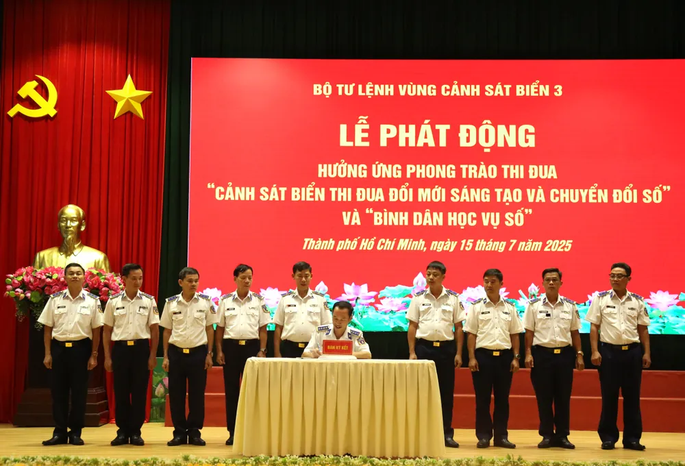 Đại tá Lê Văn Tú, Chính ủy Bộ Tư lệnh Vùng Cảnh sát biển 3 ký xác nhận giao ước thi đua giữa các cơ quan, đơn vị Đại tá Lê Văn Tú, Chính ủy BTL Vùng CSB 3 ký xác nhận giao ước thi đua giữ các cơ quan đơn vị .JPG