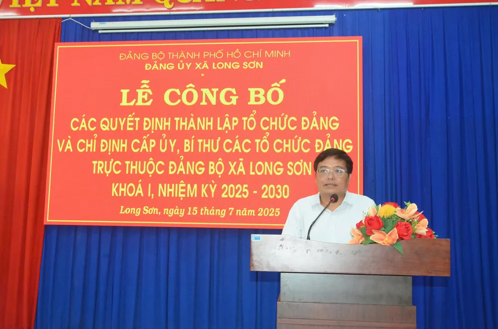 Đồng chí Nguyễn Tấn Cường, Bí thư Đảng ủy, Chủ tịch HĐND xã Long Sơn phát biểu giao nhiệm vụ z6805768029465_edc833ea154e006ea5c3fe7cbb3f3142.jpg
