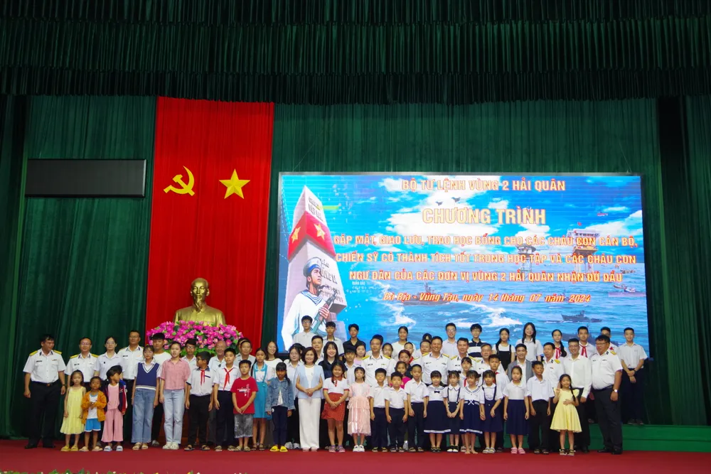 Gặp mặt, trao học bổng cho con cán bộ, chiến sĩ có hoàn cảnh khó khăn và các cháu con ngư dân Vùng 2 nhận đỡ đầu năm 2024 3. Gặp mặt, trao học bổng cho các con cán bộ, chiến sĩ có hoàn cảnh khó khăn và các cháu con ngư dân Vùng 2 nhận đỡ đầu năm 2024.JPG