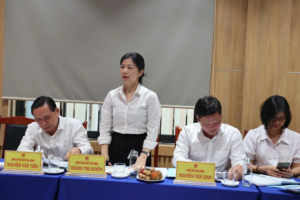 Lãnh đạo UBND xã Hòa Hội báo cáo nội dung một số công việc với đoàn công tác z6814019682189_20d2a1fac3837972f4a50922d7c57056.jpg