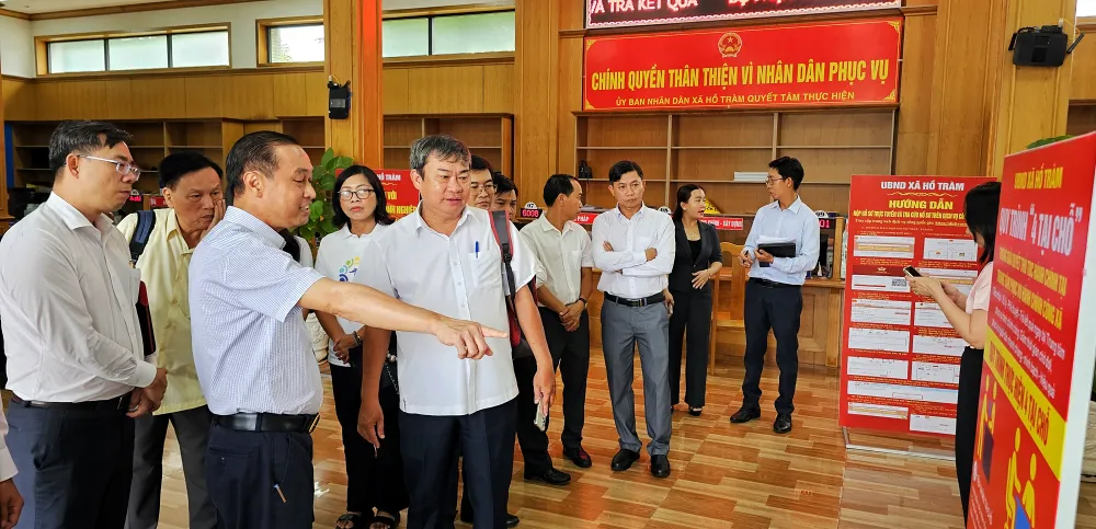 คณะทำงานชุดที่ 4 ของคณะกรรมการประจำสภาประชาชนนครโฮจิมินห์ สำรวจการจัดองค์กรและการดำเนินงานของศูนย์บริการบริหารสาธารณะประจำตำบลโฮจรัม นครโฮจิมินห์ ภาพ: MANH THANG 1000065493.jpg