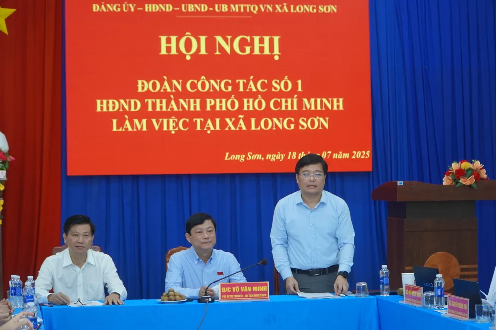 Đồng chí Nguyễn Tấn Cường, Bí thư Đảng ủy, Chủ tịch HĐND xã Long Sơn phát biểu tại buổi làm việc DSC00184.JPG